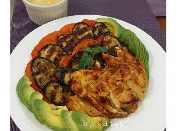 step7: 將茄子與蕃茄重疊排好，再將<a href="https://bit.ly/3EZL8dD" target="_blank" data-keyword="雞胸" class="guide-link"><strong>雞胸</strong></a> <span style="display:inline-block;vertical-align:middle;margin-top:-3px;color:initial;border-radius:3px;padding:2px 3px;font-size:12px;line-height:14px;background:#87d300;color:#fff;">即買</span> 斜切擺上，兩邊配上切片的酪梨，澆上咖哩優格沙拉醬，請享用。