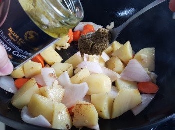 step5: 將 <span class="group_2">醬汁</span> 加入煮一會。