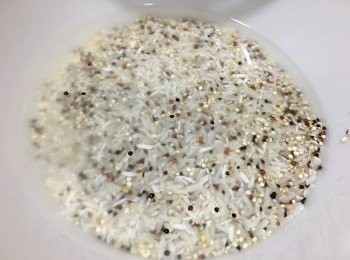 step3: 洗浸一會 沖2-3次 (隨個人喜歡 不同品牌的藜麥煮法有點不同 也有人將藜麥浸過夜 有人不會沖洗藜麥 視乎包裝顯示)