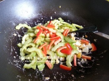 step6: 再加入苦瓜片及紅椒拌勻