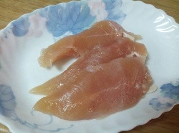 step5: 煮粥的同時 , 把雞柳拿出放到盤子上