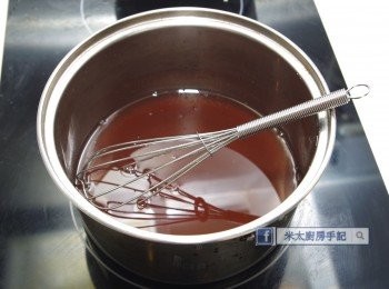 step4: 把550毫升紅豆水和砂糖煮溶。