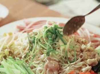 step4: 將麵及配料分好排列在有冰塊墊碟底上, 吃時將醬汁配料撈起即成