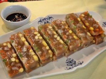 step7: 燜完豬手剩下來的湯汁不要倒去，過濾後可放入一些黃豆、豆角和紅蘿蔔粒再煮滾，放涼後入冰箱冷凍凝固就可以做成皮凍，切塊沾上醋蒜汁，很好吃的。