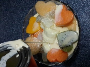 step7: 再鋪上心形水果，倒入適量淡奶即可享用