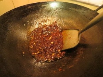 step1: 先爆香姜碎再放已剁碎的蒜米和葱头仔炒,然后再放豆瓣酱 炒．之后再蠔油、番茄酱、水，糖和生抽炒匀，再挤下酸柑汁侍用。