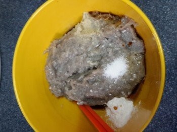 step2: 將醃魚肉的調味料倒入魚肉中、撈勻