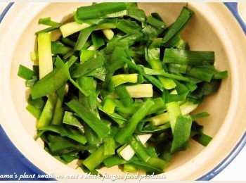 step3: 韭菜段川燙後，放入冰水中冰鎮一下，便撈出瀝乾水分。