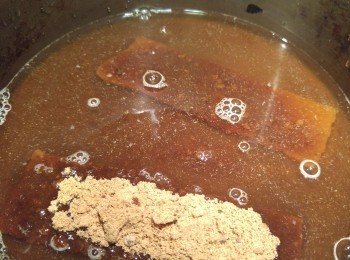 step1: 將水和糖先煮溶,然後過篩隔去雜質後攤凍。