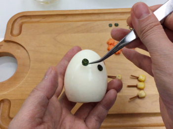 step5: 紫菜做眼睛。