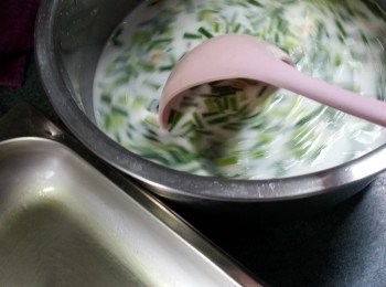 step4: 因應蒸盤大少而加入粉漿,不要加太厚,每次落粉漿時要攪一攪勻粉漿,用大火蒸3分鐘