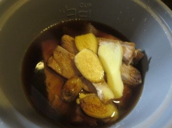 step2: 排骨和调味料（水位刚盖过骨）放进电饭煲按键，煮至跳键既可。