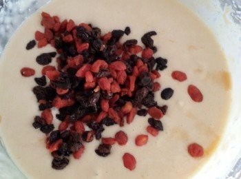 step6: 再加入泡好的葡萄乾枸杞拌勻