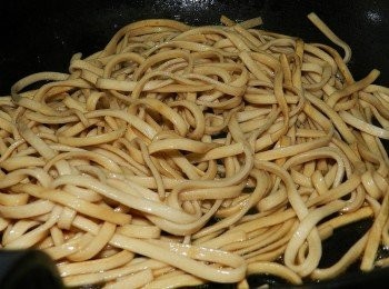 step4: 加入醬油拌炒一下