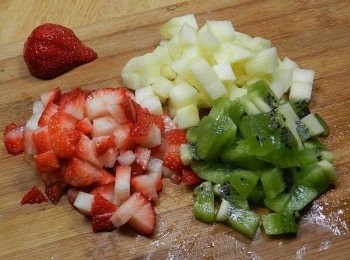 step1: 將水果洗淨，切丁，草莓留半個不切丁