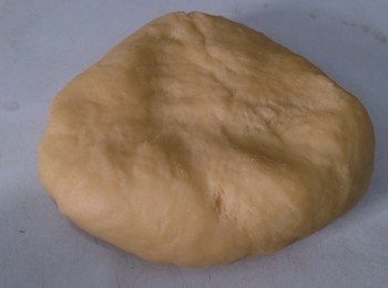 step6: 然後用手搓滑粉糰，再用保鮮膜蓋住閒置30分鐘