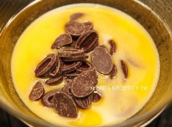 step1: 首先用隔水加熱的方式把奶油與巧克力融化。