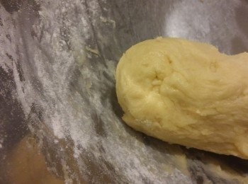 step3: 成粉圑後用保鮮紙包好雪入冰格十五分鐘後落出,將粉團分8份慢慢壓入巳搽牛油的焗模內,或用木棍壓成3mm厚度再用圓型模切出8份餅皮再壓入焗模。