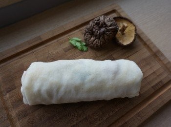 step5: 潤餅捲法為：先將潤餅皮向前捲，再將左右兩側往內捲，最後一鼓作氣往前捲即完成。