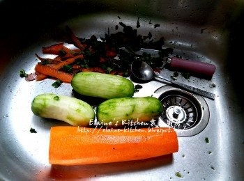 step5: 節瓜用匙羹刮去外皮 , 紅蘿蔔去皮後切件 , 薑去皮切絲