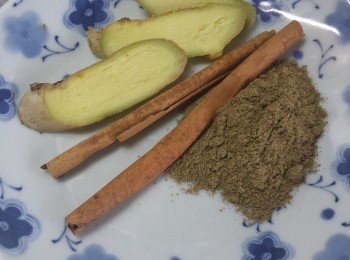 step2: 將香料及<span class="group_2">鹵汁</span>煮滾後，放涼，最後加入花雕酒備用。