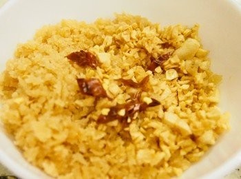 step4: 同一鍋油，同樣把麵包糠 (或快熟麦皮)炸至金黃色盛起備用。麵包糠本身較乾身，所以相對上用更短時間便可炸至金黃。而且裡麵都有一些比較粉狀的小碎屑，特別易焦及黏鍋，要留神呀。