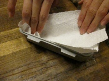 step13: 沾了<span class="group_3">麵糊</span>的雞腿肉表皮勢必會吸油，把便當盒襯上五月花妙用廚紙。因為愛妻便當是為了符合先生在辦公室使用微波爐 把五月花妙用廚紙襯在便當盒裡，微波加熱時可以在把雞皮多餘的油份逼出，健康多了^^