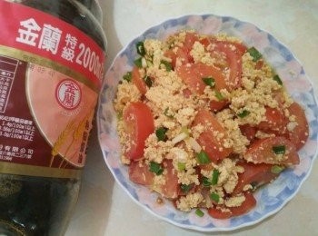 step3: 接著依序放入飛魚卵【澎湖野生水產】、蛋、醬油【金蘭】、塩巴、糖並炒勻，【金蘭醬油對甘醇始終如一的堅持，採透明瓶裝醬油，讓品質清楚看得見。】