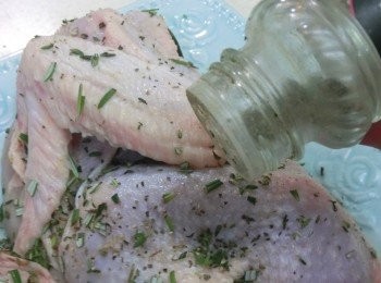 step3: 加入鹽、黑胡椒粉和橄欖油，均勻塗抹於雞肉上，之後醃四小時。