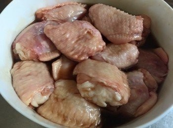 step3: 釀好的<a href="https://bit.ly/3zHU5V3" target="_blank" data-keyword="雞翼" class="guide-link"><strong>雞翼</strong></a> <span style="display:inline-block;vertical-align:middle;margin-top:-3px;color:initial;border-radius:3px;padding:2px 3px;font-size:12px;line-height:14px;background:#87d300;color:#fff;">即買</span> 用蠔油、蜜糖和水醃一陣，用煎pan煎熟就可以了