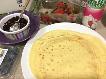 step7: 煎好的薄餅放涼後, 便可隨意加入鮮忌廉、士多啤梨、朱古力漿