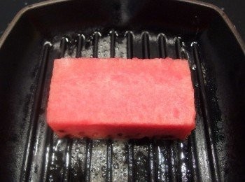 step4: 中火開始煎烤及烙上格紋。