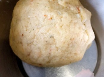 step4: 用手混合所有材料，形成一個麵團，放雪櫃備用。