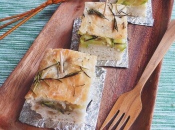 step10: 麵團放入烤箱，180度量衡烤焗大概25分鐘（我會用錫箔紙蓋面，防止麵包烘烤時，包面因高溫變得乾硬），然後烤盤轉上架，用上火160度烘烤大概5分鐘或至金黃色即可。