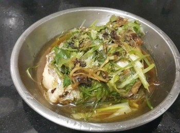 step5: 豉油皇乾煎薑蔥鯇魚腩

材料：

鯇魚腩 200克
蒜頭（切碎）少許
乾蔥（切碎）少許
薑（切絲）少許
蔥花 少許
芫茜 少許
雞粉 1/2茶匙
糖 1茶匙
生抽 1茶匙
胡椒粉 少許

做法：

將鯇魚清洗後吸乾水份，大火起鑊將鯇魚上少少生粉放入，煎封至半熟後，放入蒜頭，乾蔥，薑絲，轉中細火慢煎至全熟，加入糖，生抽，雞粉，胡椒粉，老抽，葱花少少水，麻油蓋好焗 1 分鐘，上碟放多少少蔥花，完成 。