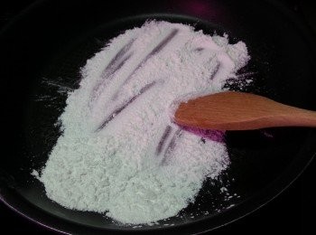 step1: 先將20g糯米粉用白鑊慢火炒熟(炒到糯米粉熱即可,約3分鍾)