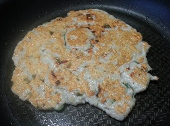 step1: 鯪魚肉用平底鑊加少許油將兩邊煎至金黃切條待用