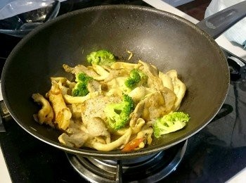 step4: 加入秀珍菇及花椰菜炒熟及可調味出餐。(花椰菜可先用熱水燙熟，加速炒菜速度)