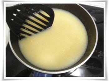 step3: 接著加入水及雞粉~