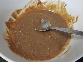 step5: 將雞粉，糖，辣椒碎，黑椒，蒜頭，乾蔥，黃酒，蝦醬，麻油醃料撈混