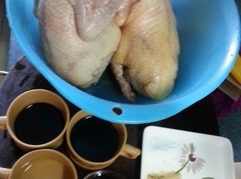 step1: 乳鴿解凍後,挖乾淨內藏清洗乾淨，抹乾水份,用乳鴿醃料搽勻整隻乳鴿,乳鴿用食物袋包好放入雪櫃醃3小時以上(最好醃一晚)