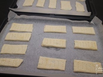 step7: 餅面用叉戳洞, 放入己預熱170°C 焗爐焗20分鐘