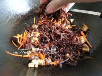 step5: 鑊中加入冬菇粒及甘旬絲拌勻 , 贊少許酒炒香 , 再加入木耳絲