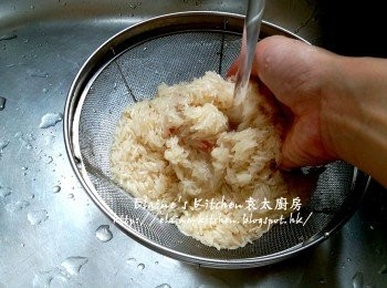 step4: 白米用水沖洗乾淨 , 瀝乾水份後放入飯煲內