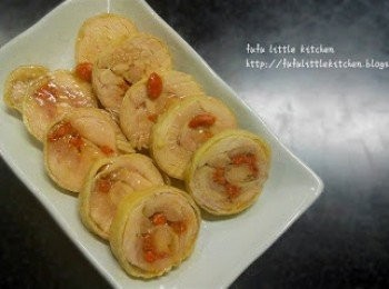 step6: 浸1晚後，吃前將雞卷切塊即可。