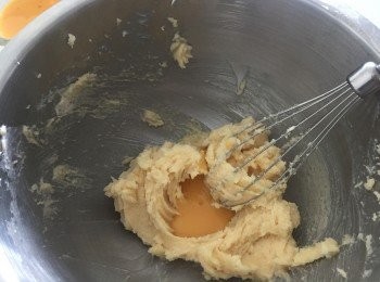 step4: 將蛋液分開3次拌入,