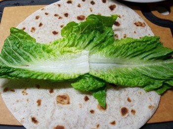 step3: 將餅皮塗上1湯匙蛋黃醬後，排放好羅馬生菜後，再放入椰菜絲及少許芥末醬。