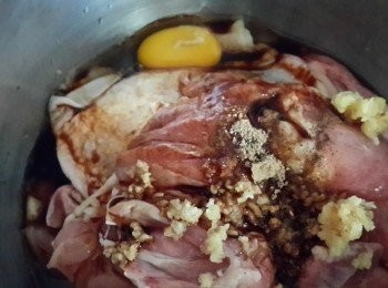 step1: 將蒜末,醬油,蛋,胡椒粉調好~雞腿放入醃製至少30分以上