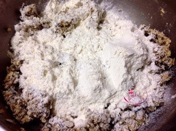 step3: 篩入低筋麵粉》小蘇打》鹽拌勻，此時麵團會覺得很乾是正常的，用拌壓的方式把所有的材料混合均勻