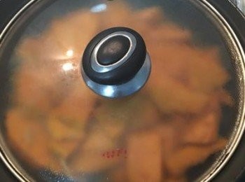 step5: 蓋鍋蓋，小火滾10分鐘到南瓜鬆軟即可。